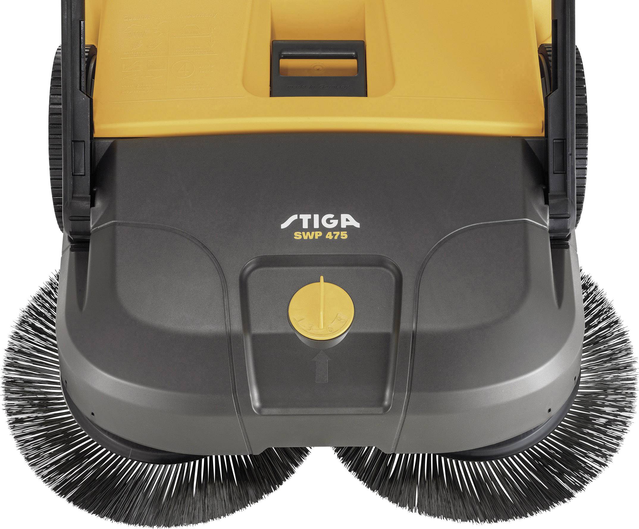 Zamiatarka z dwoma dużymi obrotowymi szczotkami w żółto-czarnej obudowie, wyprodukowana przez 'Stigę', model 'SWP 475'.