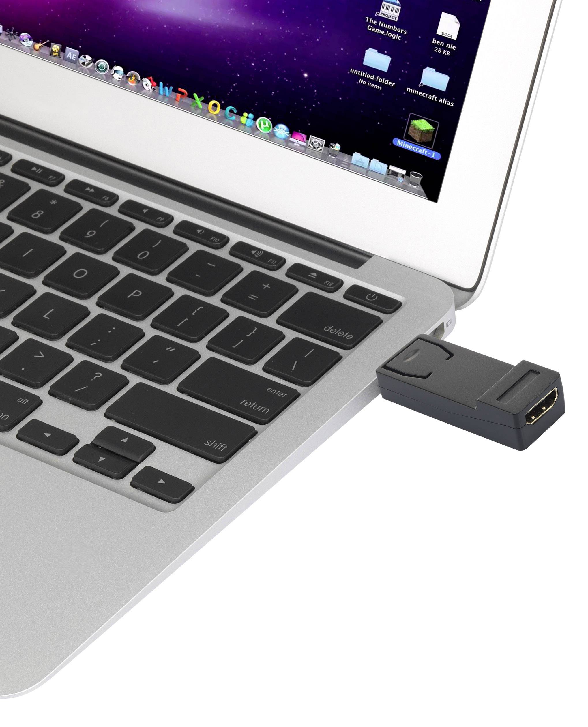 Laptop z czarnym rozszerzeniem HDMI podłączonym do portu USB. Na ekranie widoczne jest dock systemu MacOS.
