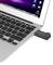 Laptop z czarnym rozszerzeniem HDMI podłączonym do portu USB. Na ekranie widoczne jest dock systemu MacOS.