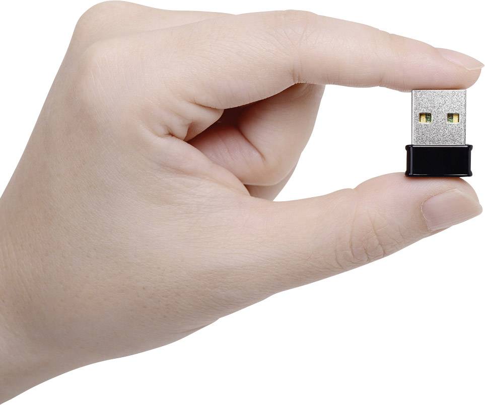 Dłoń trzyma mały adapter USB między kciukiem a palcem wskazującym.