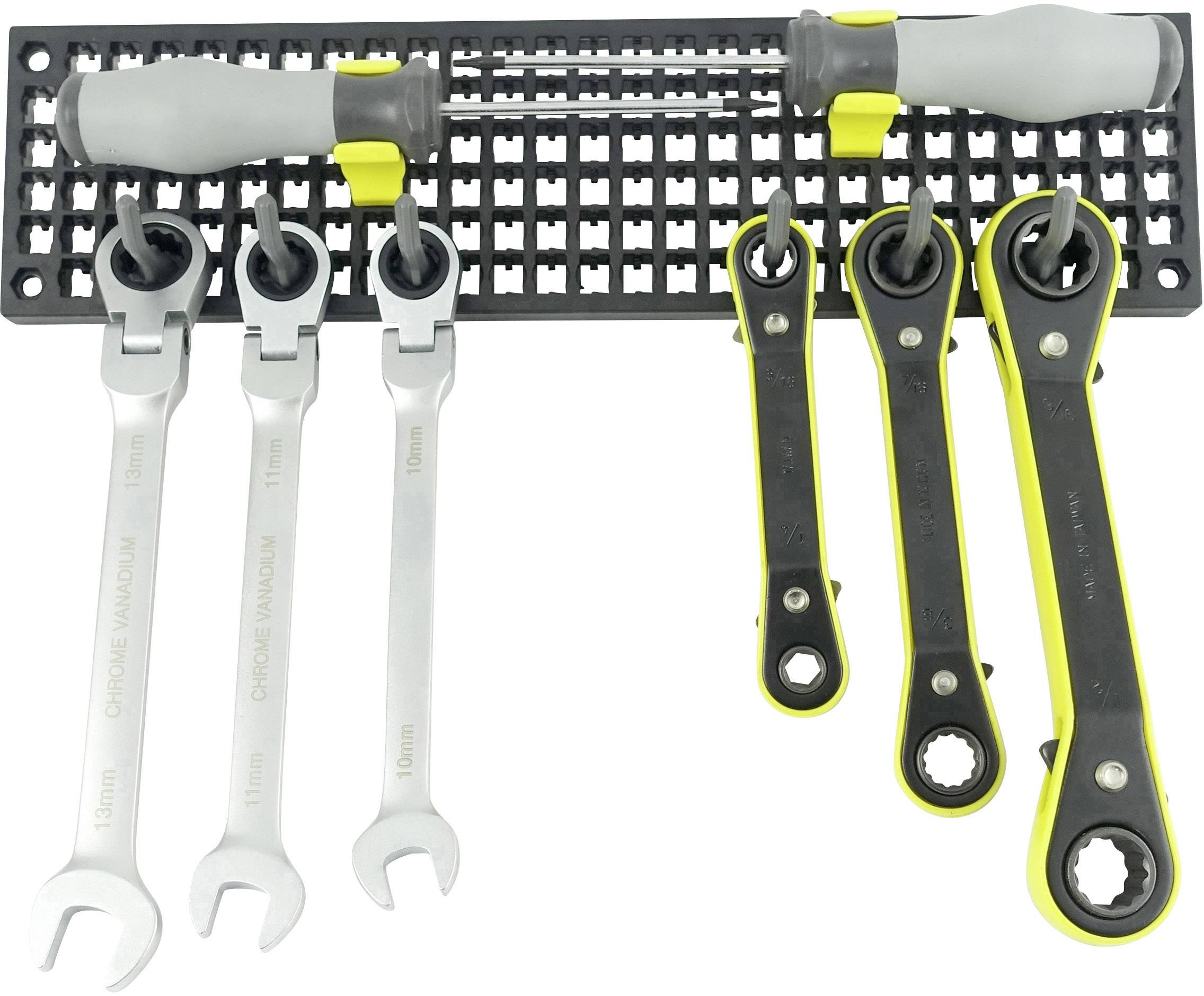 Zestaw kluczy i śrubokrętów zawieszony na uchwycie ściennym. Narzędzia są ułożone w różnych rozmiarach.