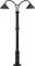 Czarny, podwójny słup latarni ulicznej z dwoma zakrzywionymi ramionami i kloszami skierowanymi w dół.