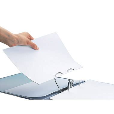 Dłoń wkłada kartkę papieru do otwartego segregatora.