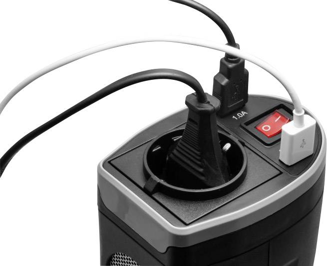 Gniazdko elektryczne z podłączonymi wieloma przewodami i włącznikiem/wyłącznikiem.