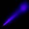 Intensywny, niebieski promień światła biegnie od lewej do prawej strony na ciemnym tle.