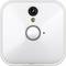 Biała kamera bezpieczeństwa z obiektywem, czujnikiem ruchu i diodą LED u góry. Kwadratowy design ze ścętymi narożnikami.