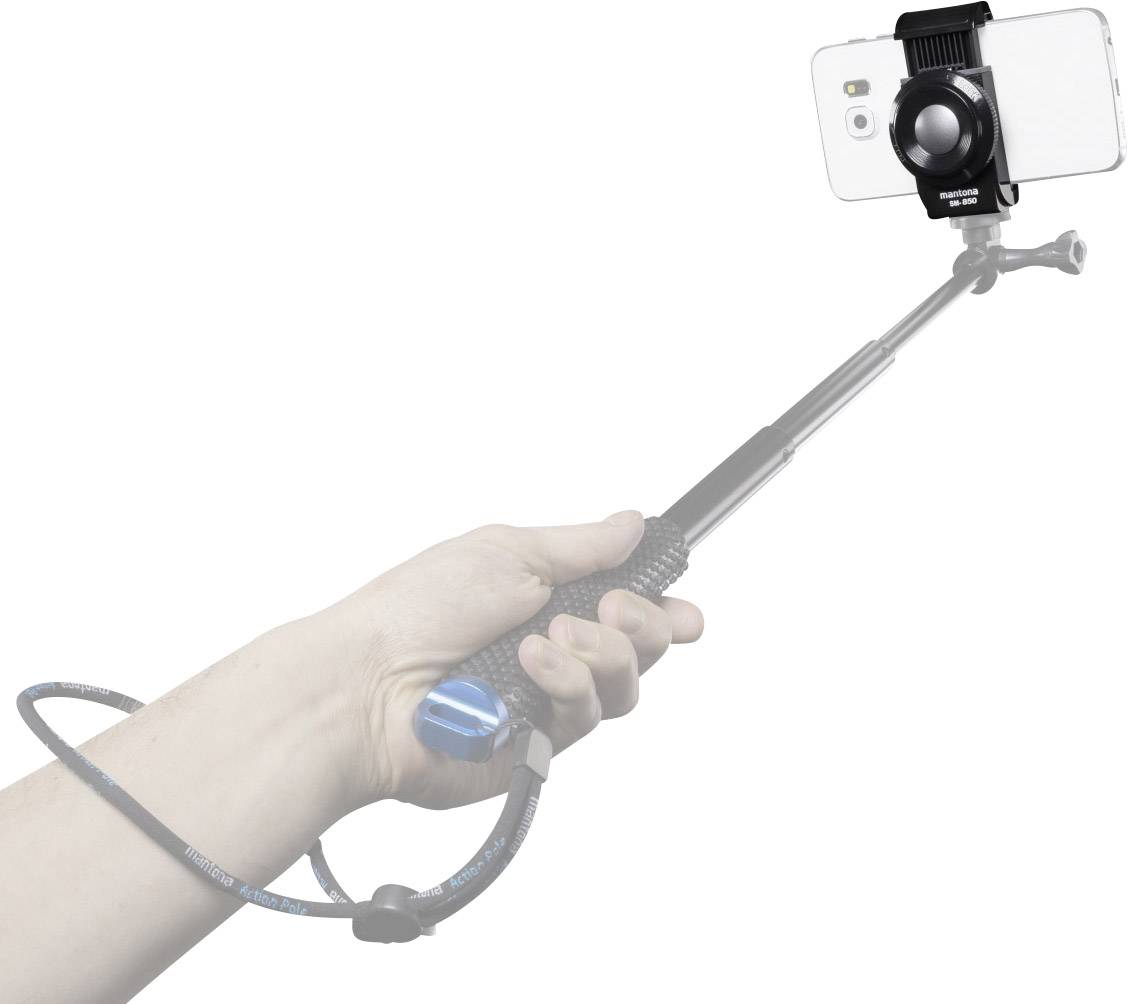 Jedna ręka trzyma selfie stick, do którego przymocowany jest smartfon. Kij do selfie ma czarną rękojeść i niebiesko-szare złącze.