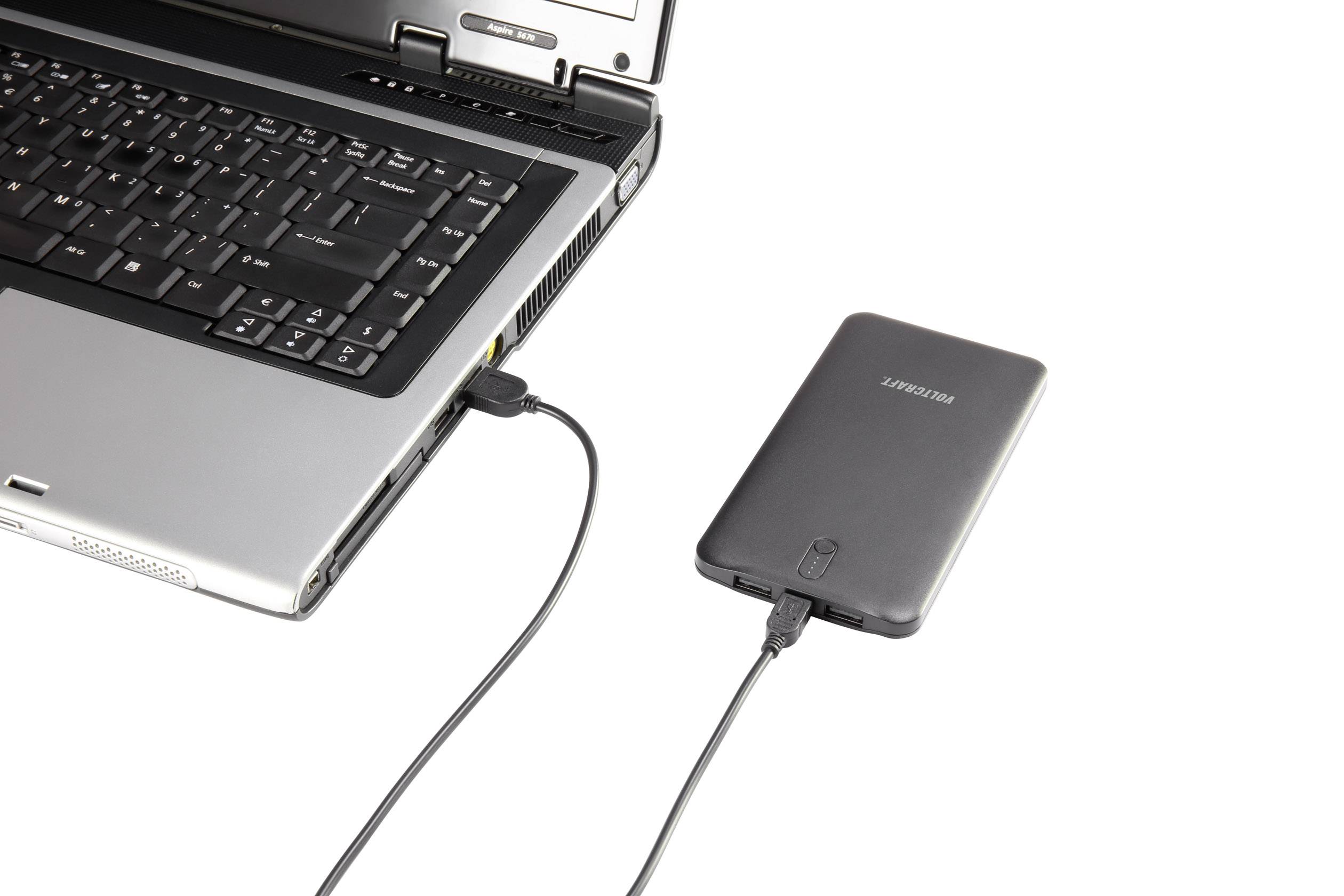 Laptop jest podłączony do zewnętrznego dysku twardego za pomocą kabla USB.