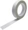 Rolka z białą taśmą klejącą, częściowo rozwinięta; typowa dla biura lub zastosowań rzemieślniczych.