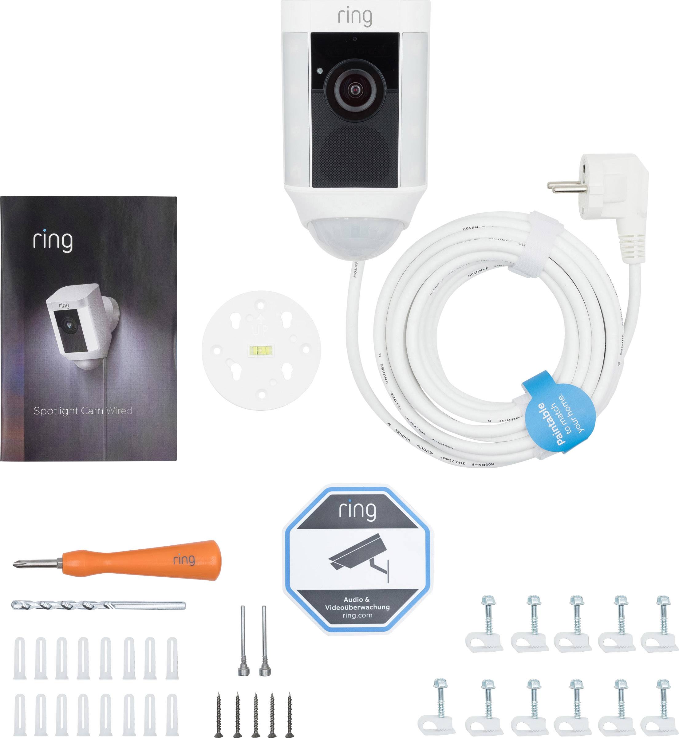 Zestaw kamery monitorującej obejmujący kamerę, przewód zasilający, śruby, materiały montażowe, śrubokręt oraz instrukcję obsługi. Marka 'ring'.