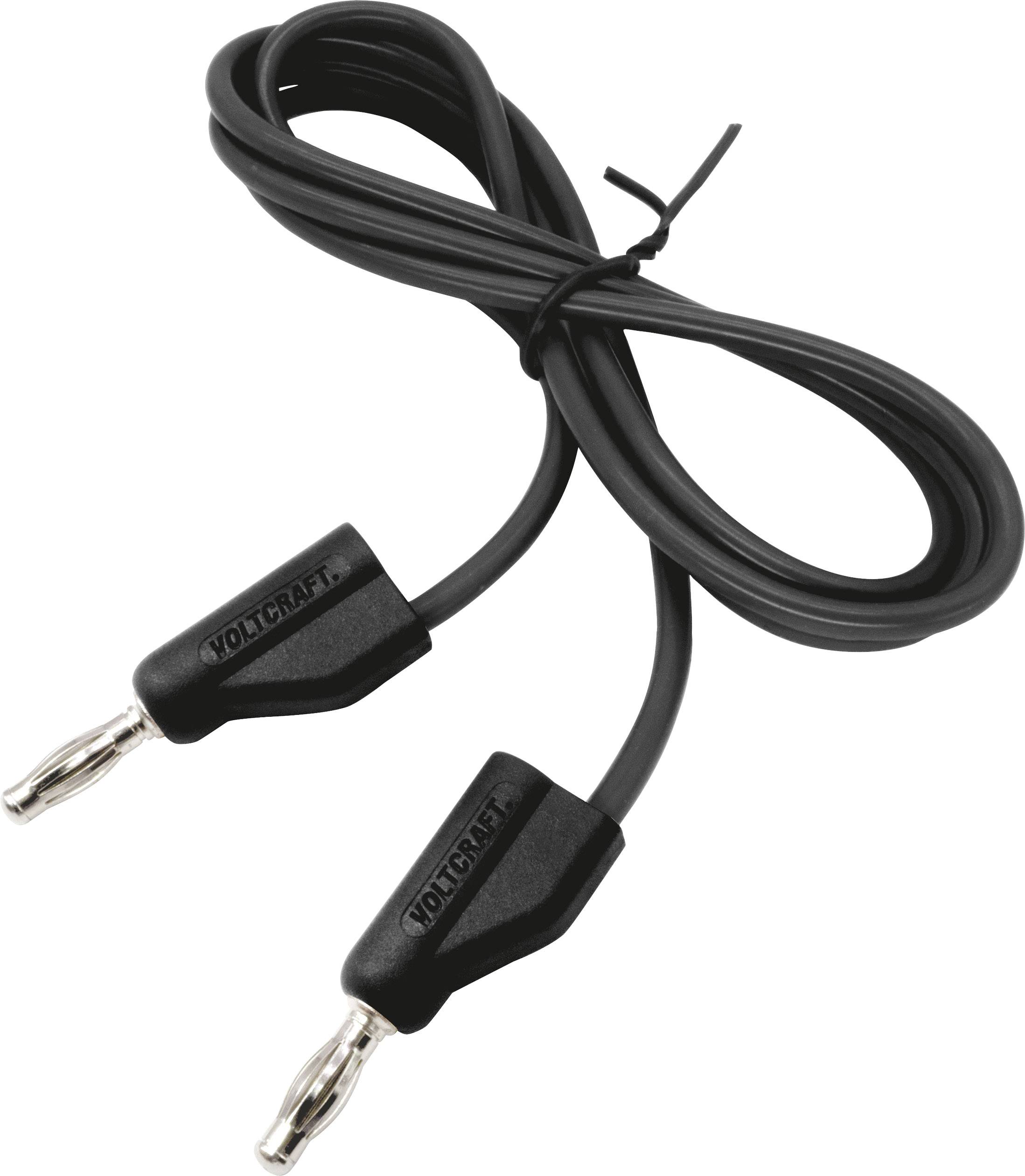 Czarny kabel barwiony, wyposażony w dwa metalowe wtyki, odpowiedni do połączeń elektrycznych. Nazwa marki wygrawerowana na wtykach.