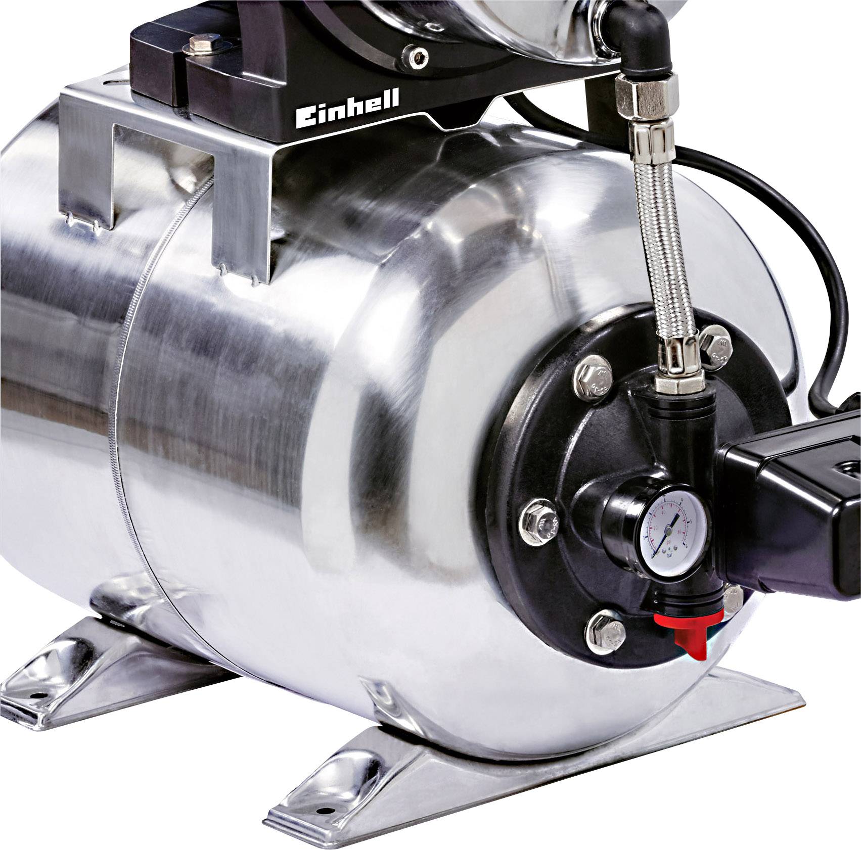 Srebrny zbiornik ciśnieniowy z czarną pompą zamocowany. Marka 'Einhell' wyraźnie widoczna na górnym mocowaniu. Odpowiedni do zaopatrzenia w wodę.