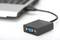 Czarny adapter VGA jest podłączony do laptopa.