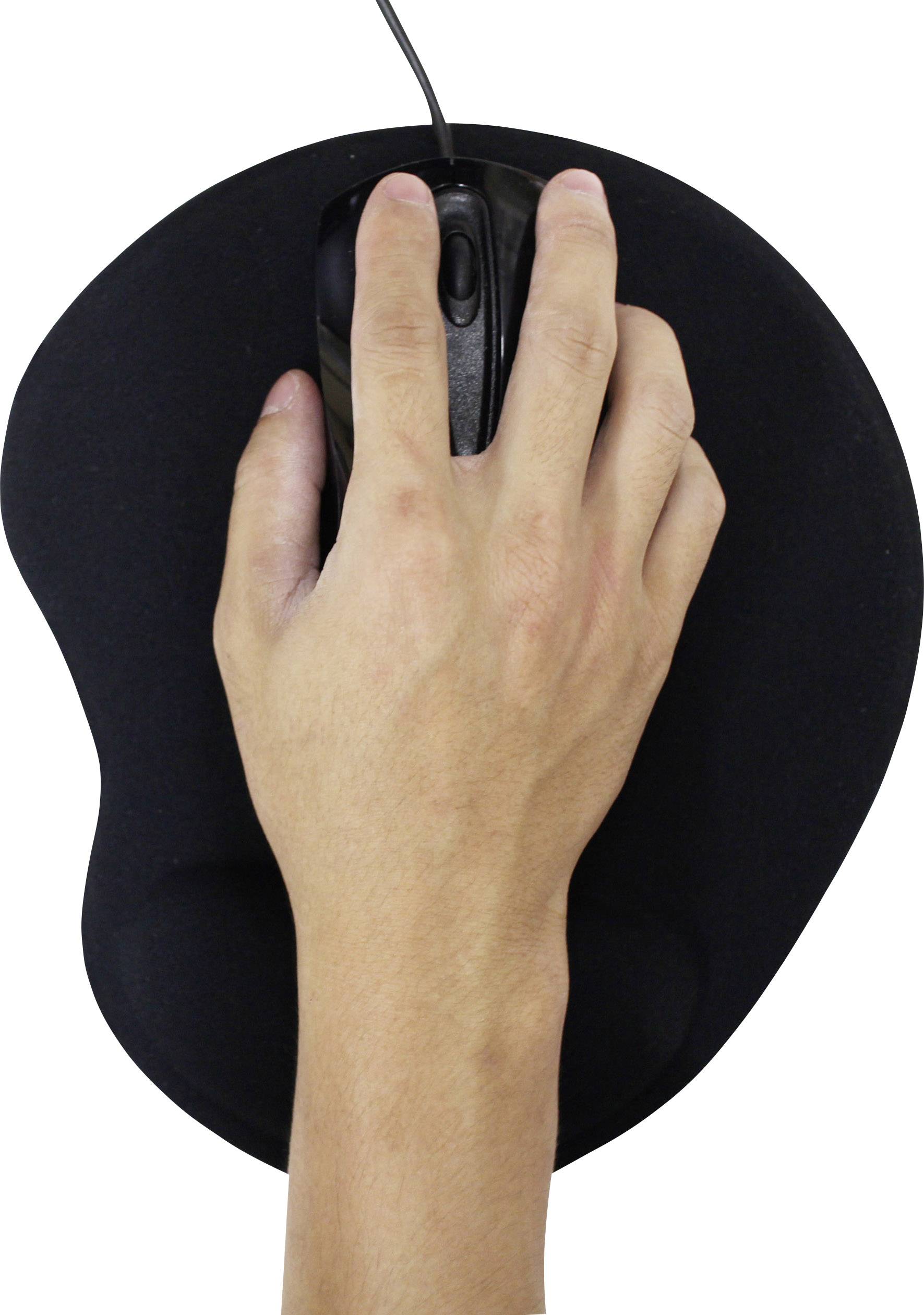 Ręka używa czarnej myszy komputerowej na ergonomicznej podkładce pod mysz.