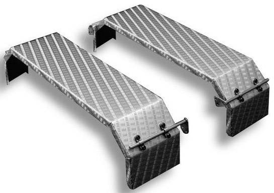 Dwie metaliczne rampy, lekko nachylone do góry, umożliwiają podnoszenie pojazdów podczas napraw.