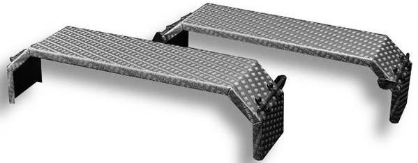 Dwie metalowe rampy z blachy ryflowanej, umieszczone obok siebie, o skośnych krawędziach i mocowaniach na obu końcach. Odpowiednie do wjazdu pojazdów.