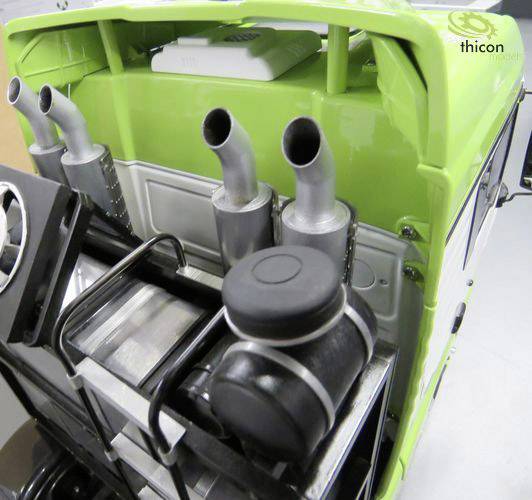 Model ciężarówki z zielonym dachem i widocznymi rurami wydechowymi, ujęcie z bliska pod skosem.