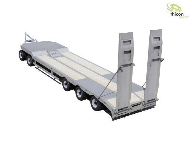 Szaro-srebrny niskopodwoziowy pojazd ciężarowy o wielu osiach z rampami z tyłu, wyposażony w boczne płozy, sfotografowany na białym tle.