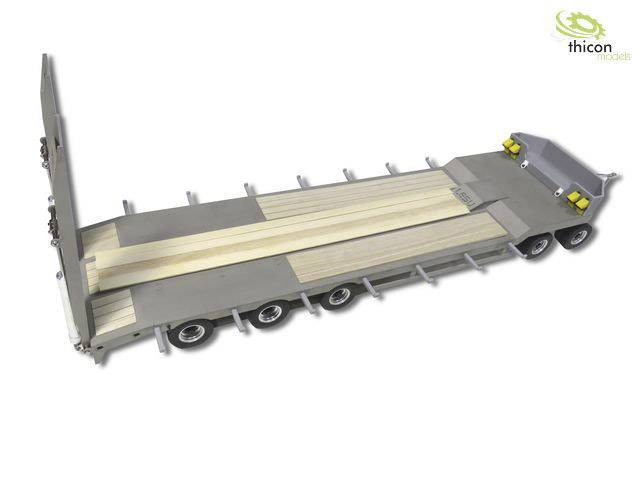 Model przyczepy ciężarowej z dziewięcioma kołami i rampą po lewej stronie. Powierzchnie wykonane z szarego metalu i drewna.