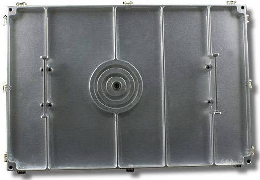 Płyta metalowa z centralną częścią o kształcie koła i prostokątnymi wgłębieniami, prawdopodobnie element lub pokrywa w kontekście technicznym.