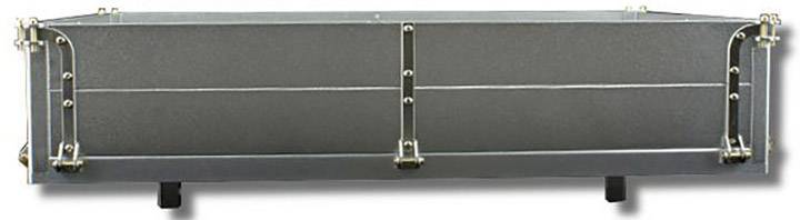 Metalowa skrzynia z zamknięciami bocznymi, o prostokątnym kształcie, stojąca na czterech krótkich nogach, używana do przechowywania lub transportu.