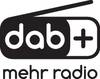 Logo z napisem 'dab+ więcej radia'. Symbol przedstawia stylizowane radio symbolizujące cyfrowy standard radiofoniczny DAB+.