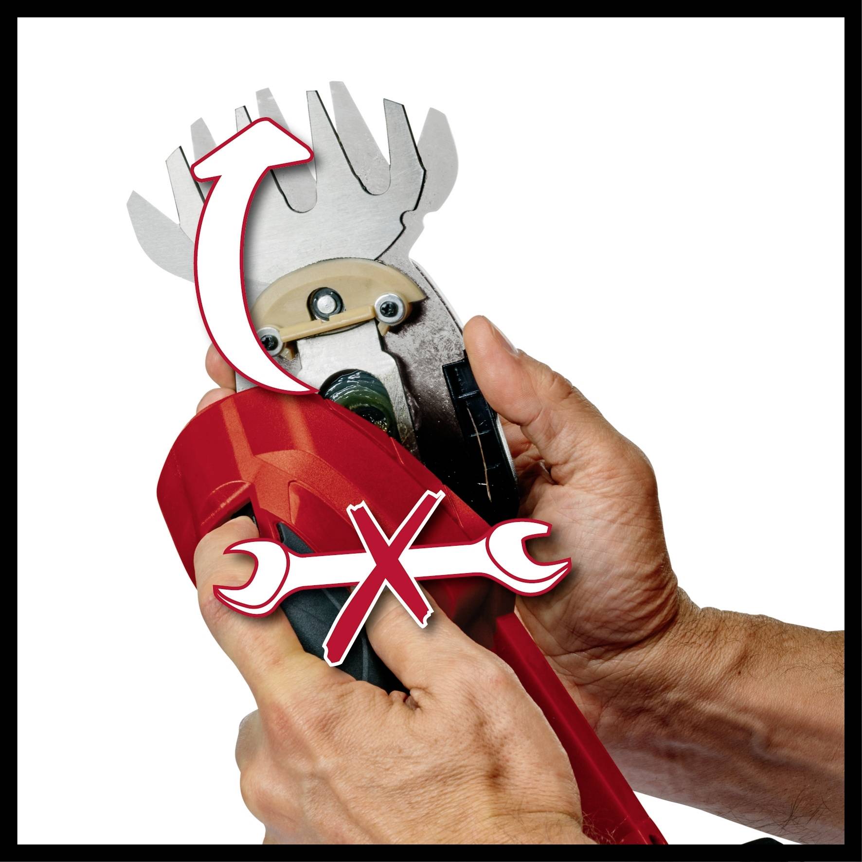 Ręce trzymają narzędzie z końcówką. Strzałka i symbol klucza sygnalizują, że końcówka powinna zostać usunięta.