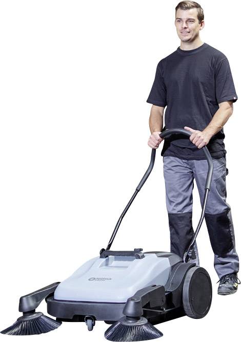 Mężczyzna przesuwa profesjonalną zamiatarkę po podłodze. Maszyna posiada dwie obrotowe szczotki z przodu.