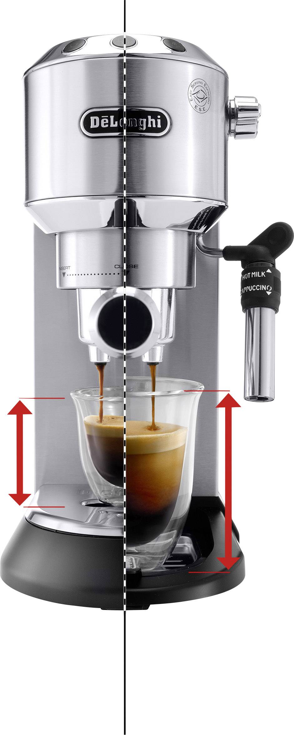 Ekspres do kawy w stylu stalowym z licznikiem czasu i podwójnym wylotem kawy. Szklanka świeżo zaparzonego espresso. Po prawej stronie panel sterowania z funkcją pary.