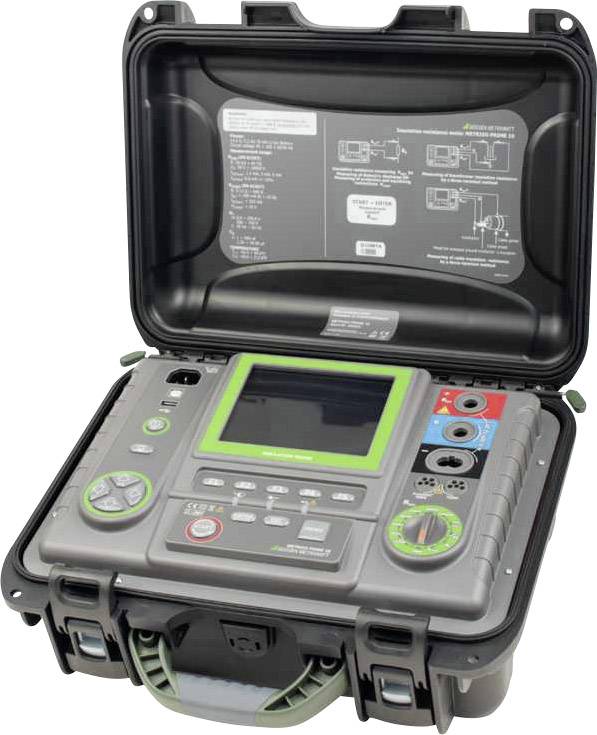 Przenośne, otwarte urządzenie pomiarowe elektryczne w wytrzymałym futerale, z przyciskami sterującymi, wyświetlaczem oraz instrukcją obsługi w pokrywie.