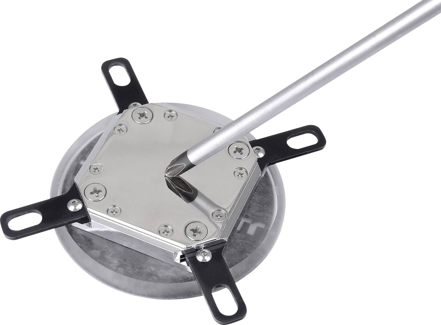 Srebrny, sześciokątny piórek zostaje włożony do metalowego uchwytu zamocowanego śrubami na okrągłej podstawie.