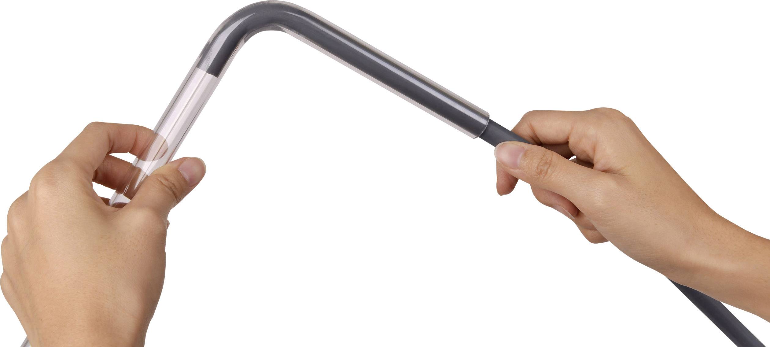 Ręce wyginają szary, elastyczny przewód z przezroczystą częścią.