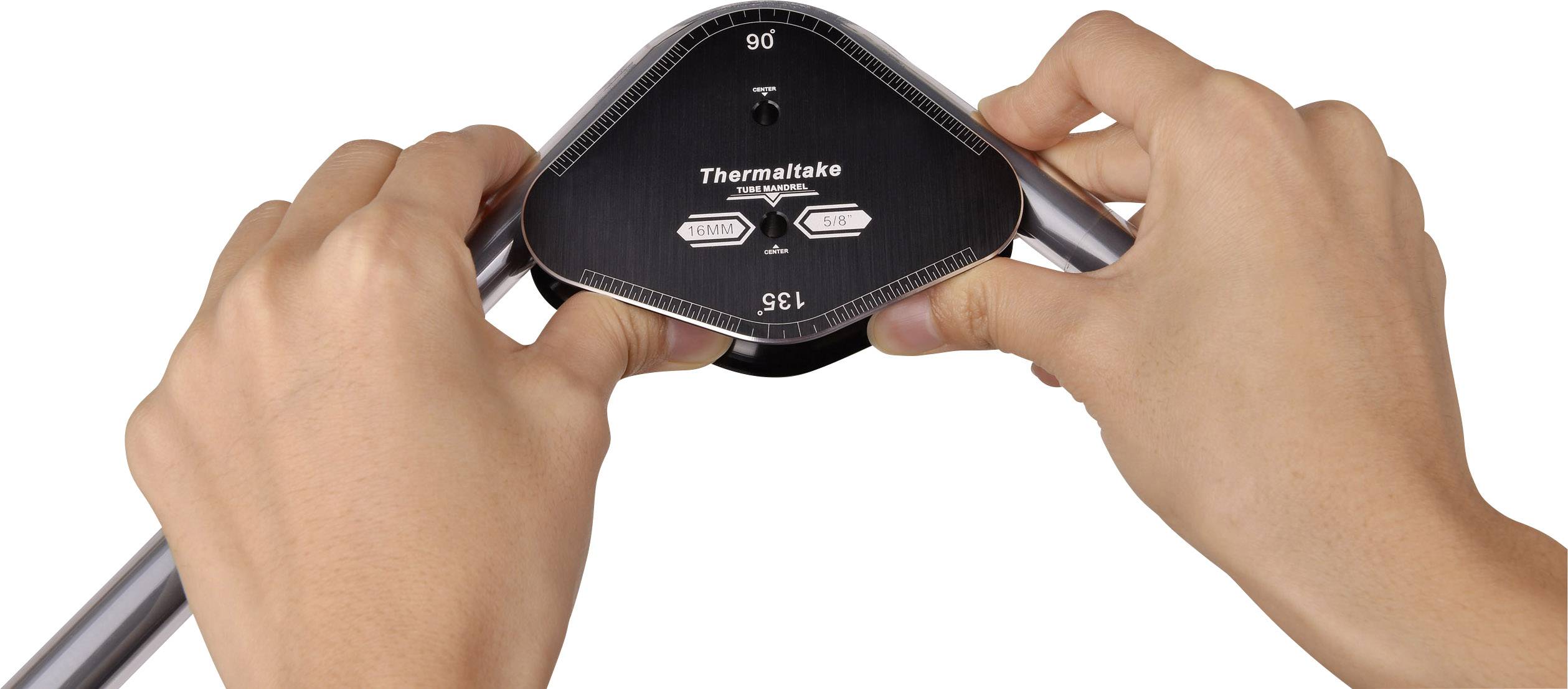 Dwie ręce trzymają trójkątne narzędzie z podziałką od 0 do 135 stopni, używane do gięcia rur.