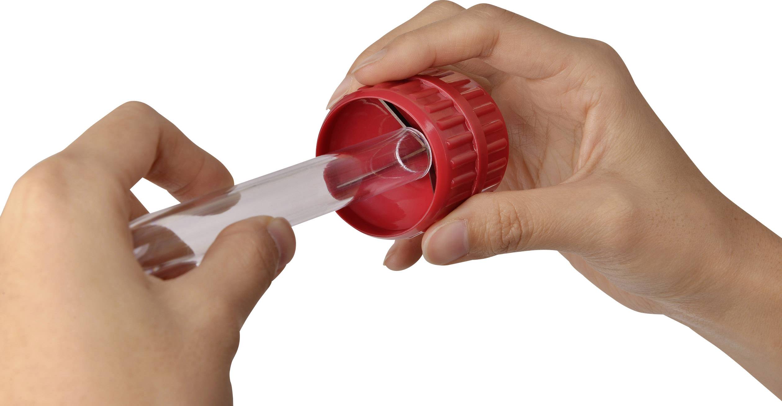 Dwie ręce otwierają czerwoną pokrywkę szklanej probówki.