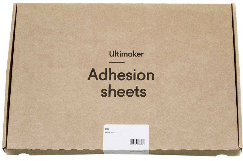 Karton tekturowy z napisem 'Ultimaker Adhesion sheets', zawierający arkusze przylepne do drukarki 3D.