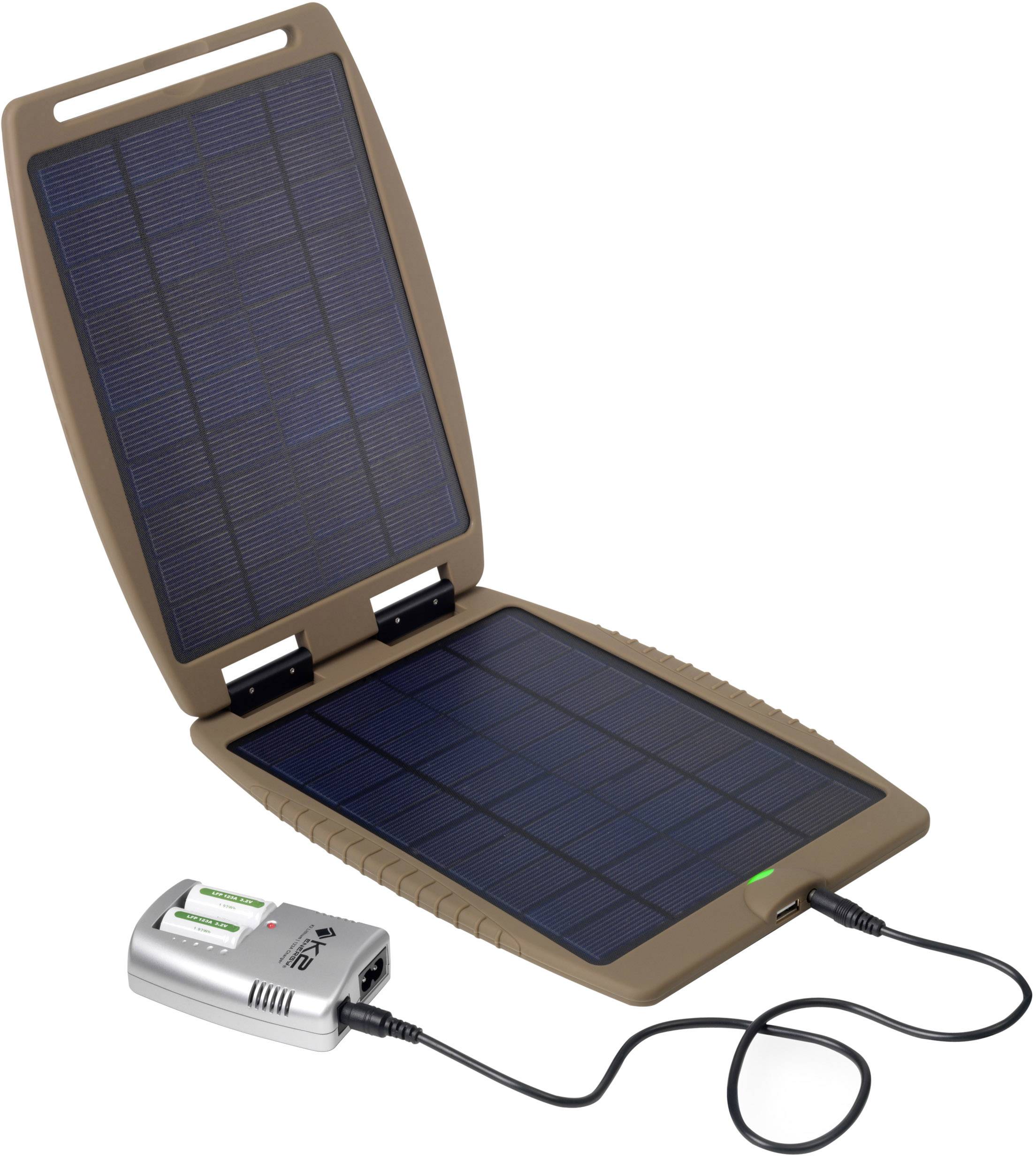 Przenośna ładowarka solarna ładuje baterie. Dwa panele słoneczne są połączone, kabel prowadzi do ładowarki akumulatorów. Idealna w podróży.