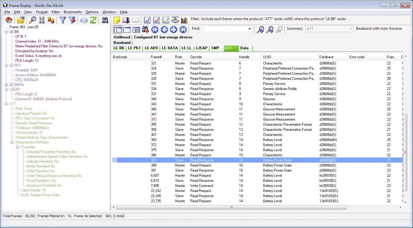 Okno oprogramowania wyświetla analizę dziennika z wieloma zakładkami. Główne dane obejmują: identyfikator urządzenia, typ, status, znacznik czasu oraz kody błędów.