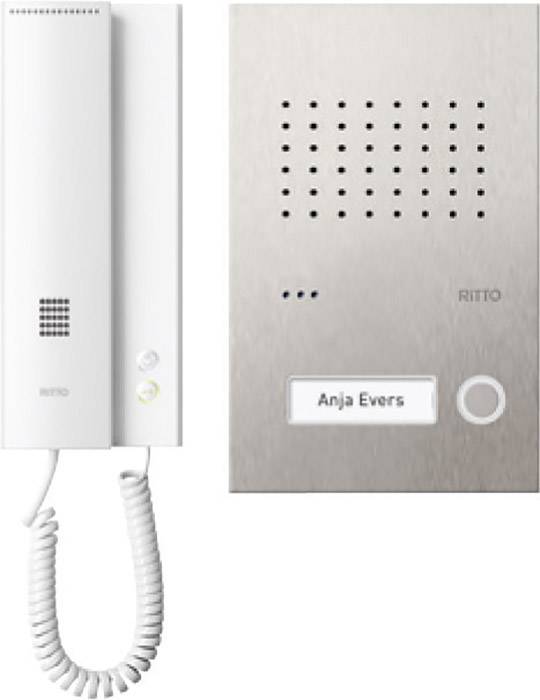 Zestaw domofonowy z słuchawką po lewej stronie i tabliczką znamionową po prawej stronie, na której widnieje nazwisko 'Anja Evers'.
