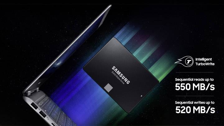 Czarna SSD firmy Samsung jest pokazana obok otwartego laptopa. Tekst: "Odczyty sekwencyjne do 550 MB/s, zapisy do 520 MB/s".