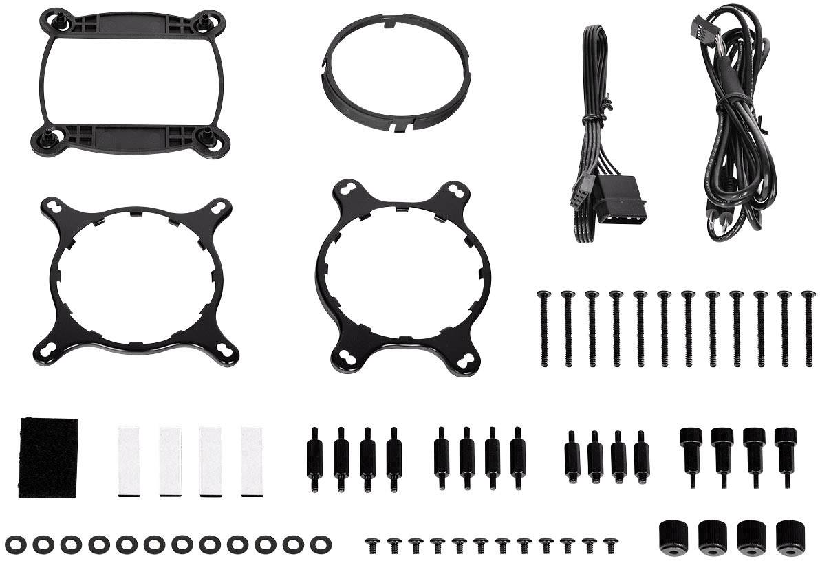 Zestaw montażowy do chłodnicy procesora zawierający różne uchwyty, śruby, kable i dystanse do instalacji.