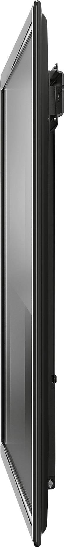 Płaski, czarny ekran komputerowy, widziany z boku, ukazuje smukłą konstrukcję i bezramkowe krawędzie.