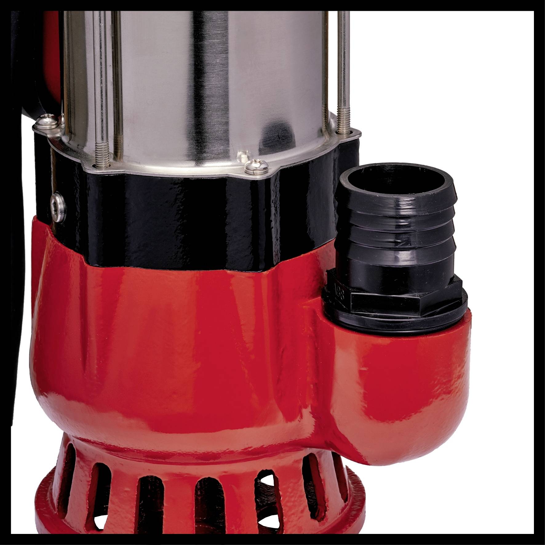 Zbliżenie czerwonej pompy z czarnym przyłączem węża w dolnym prawym rogu.