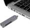 Pendrive LogiLink leży obok otwartego laptopa, pokazując, jak można go włożyć do portu USB.