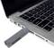 Laptop z podłączonym urządzeniem USB firmy LogiLink, które jest włożone do portu USB po lewej stronie komputera.