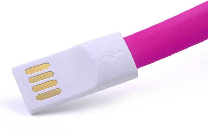 Różowy kabel USB z białą wtyczką, która ukazuje złote styki przyłączeniowe.