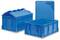 Dwie niebieskie plastikowe skrzynki, jedna zamknięta, a druga otwarta. Skrzynki posiadają wyprofilowane krawędzie umożliwiające ich układanie w stosy.