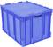 Niebieski pojemnik plastikowy ze wzmocnionymi narożnikami i pokrywą. Nadaje się do штабелювання та składowania.