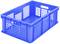 Niebieska plastikowa skrzynka z wzorem kratki, prostokątny kształt, możliwość sztaplowania. Idealna do transportu lub przechowywania.