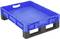 Niebieska paleta z tworzywa sztucznego o prostokątnym kształcie z solidnymi czarnymi nogami, odpowiednia do magazynowania i transportu towarów.