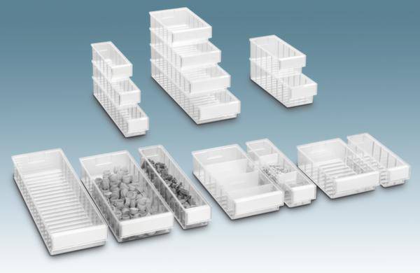 'Różne, możliwe do układania w stos przezroczyste pojemniki z tworzywa sztucznego w różnych rozmiarach, wypełnione małymi obiektami, na szarym tle.'